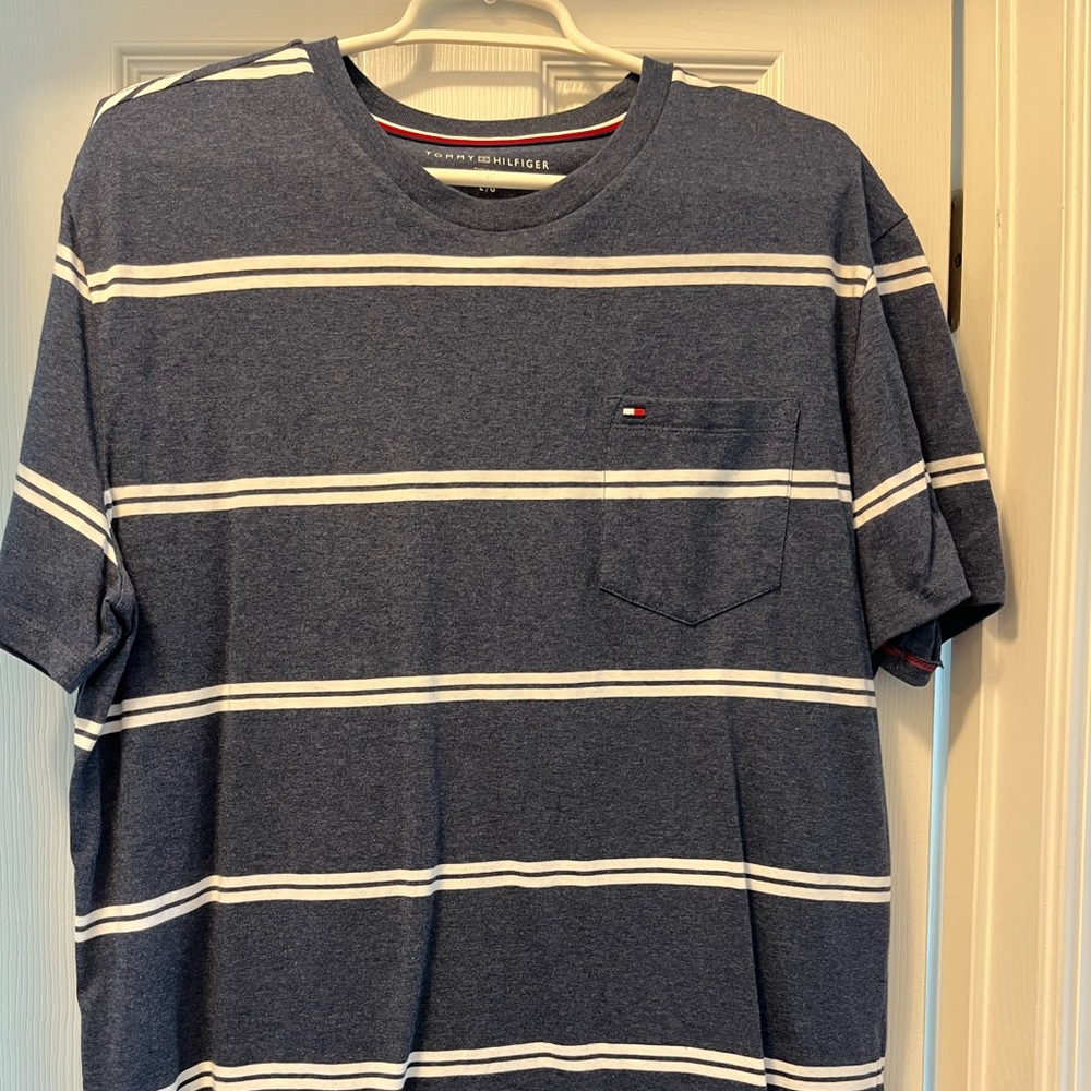 Mens short sleeve pocket tee. Large